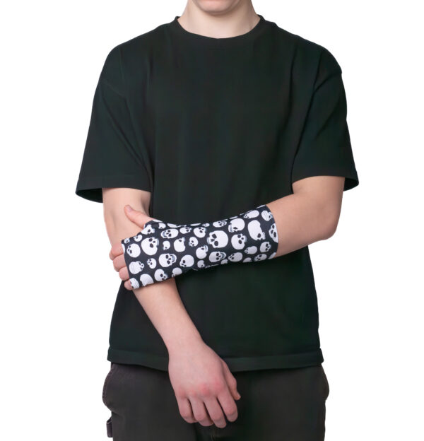 Elastinga rankos gipso įmautė su kaukolių raštu.